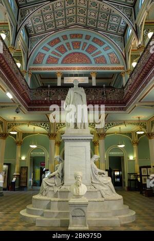 Vue intérieure du musée Dr. Bhau Daji Lad à Mumbai, en Inde, avec une statue du Prince Albert au centre et devant elle un buste de David Sassoon Banque D'Images