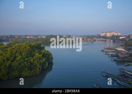 Pêcheurs sur la lagune de Negombo à Negombo, Sri Lanka. Banque D'Images