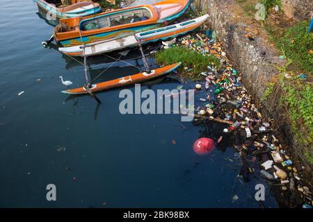 Pollution massive des plastiques sur le lagon de Negombo à Negombo, Sri Lanka. Banque D'Images