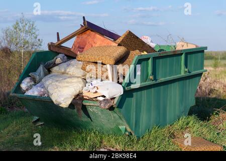 Les poubelles sont pleines de déchets ménagers et de déchets de construction Banque D'Images