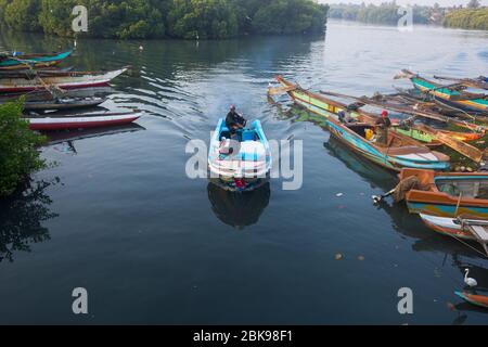 Pêcheurs sur la lagune de Negombo à Negombo, Sri Lanka. Banque D'Images