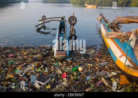 Pollution massive des plastiques sur le lagon de Negombo à Negombo, Sri Lanka. Banque D'Images