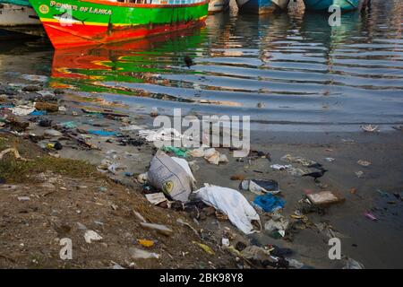 Pollution massive des plastiques sur le lagon de Negombo à Negombo, Sri Lanka. Banque D'Images