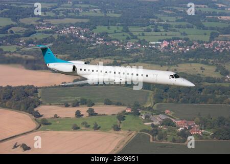 Petit avion régional à réaction de passagers survolant la campagne lors d'un vol court-courrier. Voyages aériens, aviation civile et vols. Vue aérienne. Banque D'Images