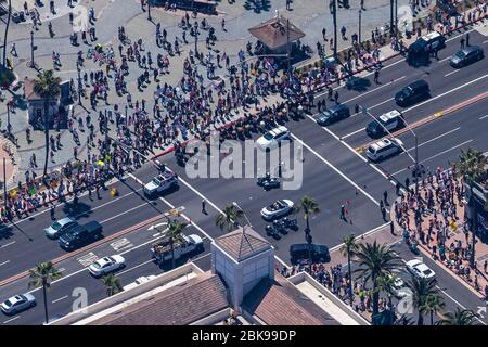 Huntington Beach, Californie, États-Unis. 1 mai 2020. Vue aérienne des manifestants et des grandes présences de l'application de la loi sur Main Street et Beach sur Pacific Coast Highway, des milliers de personnes se sont rassemblées pour protester contre les mesures de séjour à domicile de la Californie et la fermeture des plages du comté d'Orange par le gouverneur en particulier. Une police montée à cheval s'inscrit dans l'entrée de l'iat en force à la plage et à Huntington Beach Pier. Crédit: Mark Holtzman/ZUMA Wire/Alay Live News Banque D'Images