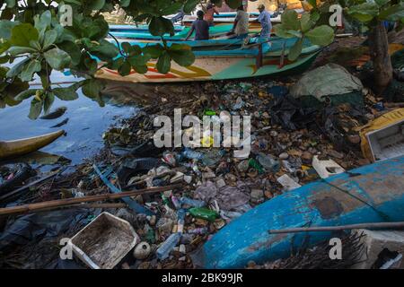 Pollution massive des plastiques sur le lagon de Negombo à Negombo, Sri Lanka. Banque D'Images