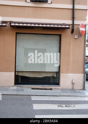 Cremona, Lombardie, Italie - 12 mai 2020 - fermé magasins, magasins, bars et restaurants, Cremona, Lombardie a affecté la région des covides. Banque D'Images