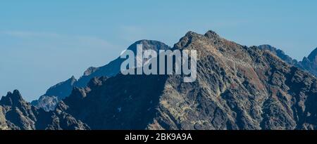 Rysy, Ladovy stit et Pysny stit dans les montagnes Vysoke Tatry en Slovaquie pendant la journée d'automne avec ciel clair Banque D'Images