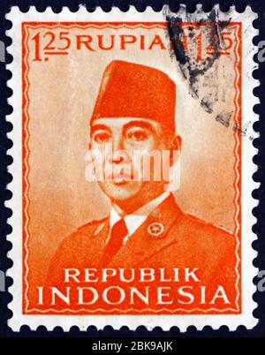 INDONÉSIE - VERS 1953 : un cachet imprimé en Indonésie montre le Président Sukarno, premier Président de l'Indonésie, vers 1953 Banque D'Images