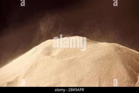 Vue rapprochée du sable qui souffle sur la dune de sable Banque D'Images