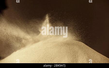 Explosion de sable brun sur fond sombre Banque D'Images