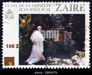 ZAÏRE - VERS 1981 : un timbre imprimé au Zaïre dédié à la visite du Pape Jean-Paul II, le premier anniversaire, vers 1981 Banque D'Images