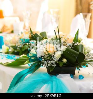 Bouquet de roses et ruban turquoise sur la table de mariage Banque D'Images