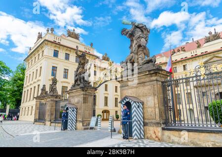 Prague, République tchèque, 13 mai 2019 : la garde d'honneur est surveillée dans un stand à l'entrée du château de Prague avec des statues des géants de Wrestling du Nouveau Palais Royal, en Bohême Banque D'Images