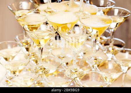 Pyramide de verres avec champagne gros plan Banque D'Images