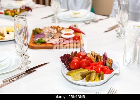 Salade et charcuterie sur la table de banquet Banque D'Images