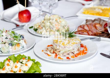 Coupe de saucisses et de salades sur une table de banquet Banque D'Images