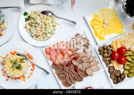 saucisses, cornichons et salades en tranches sur une table de banquet Banque D'Images