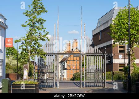 La porte de la porte de la porte de Triumphal annonce l'entrée du centre-ville de Basingstoke. Les portes métalliques ont été forgées en acier et contiennent des panneaux décoratifs. ROYAUME-UNI Banque D'Images