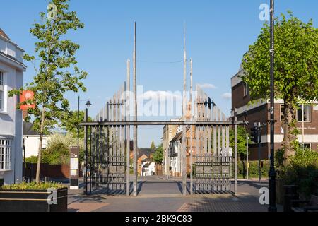 La porte de la porte de la porte de Triumphal annonce l'entrée du centre-ville de Basingstoke. Les portes métalliques ont été forgées en acier et contiennent des panneaux décoratifs. ROYAUME-UNI Banque D'Images