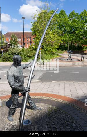 L'Arc - deux personnages tenant un poteau courbé inspiré du passé industriel de Basingstoke et des liens étroits avec ses villes européennes jumelles, le Royaume-Uni Banque D'Images