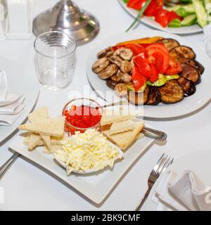 Hors-d'œuvre avec caviar rouge, pickles sur une table de fête au restaurant Banque D'Images