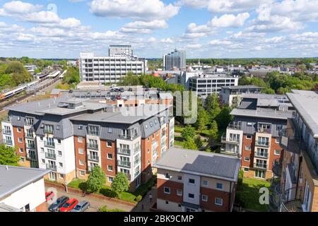 Vue aérienne sur le centre-ville de Basingstoke : gare, maison Winterthur, place du festival, bâtiment Midpoint, place Churchill. Printemps, Royaume-Uni Banque D'Images