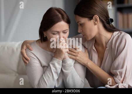 Fille adulte bienveillante réconfortant la mère triste d'âge moyen Banque D'Images