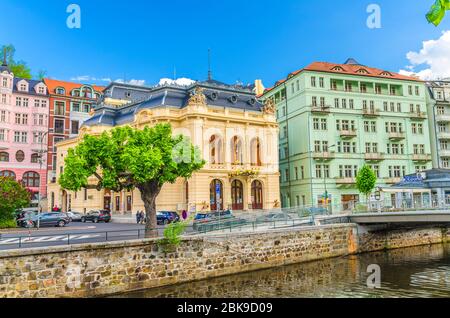 Karlovy Vary, République tchèque, 10 mai 2019 : Théâtre municipal Bâtiment néo-baroque à la place du Théâtre dans le centre historique de Carlsbad, rive de la rivière Tepla, bâtiments colorés, Bohême de l'Ouest Banque D'Images