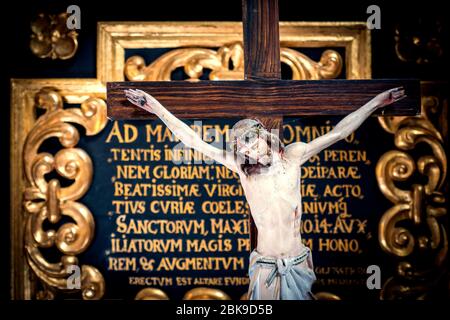 Vue détaillée de la crucifixion de Jésus à l'église catholique du XVe siècle à Zell am Pettenfirst, Autriche, sculptée par Thomas Schwanthaler en 1668 Banque D'Images