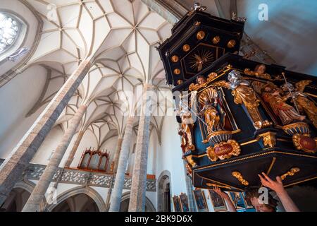 Vue sur l'église catholique du XVe siècle Mariä Heimsuchung à Zell am Pettenfirst, Autriche, avec la chaire sculptée par Thomas Schwanthaler de 1668 Banque D'Images