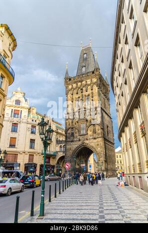 Prague, République Tchèque, 13 mai 2019 : Tour de poudre Prasna brana Tour gothique des anciennes portes de la vieille ville de Prague Stare Mesto centre historique, Bohême, République Tchèque Banque D'Images