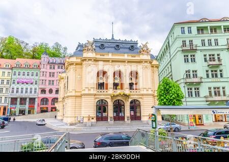 Karlovy Vary, République tchèque, 9 mai 2019 : Théâtre municipal Bâtiment néo-baroque à la place du Théâtre dans le centre historique de Carlsbad, rive de la rivière Tepla, bâtiments colorés, Bohême de l'Ouest Banque D'Images