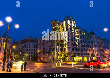 Prague, République tchèque, 12 mai 2019: Vue en soirée du pont d'observation de la Maison de danse, Bâtiment nationale Nederlanden, carrefour, danse soufflage Ginger et Fred, Architectes Vlado Milunich et Frank Gary Banque D'Images