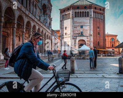 Cremona, Lombardie, Italie - 12 mai 2020 - Nouvelle phase expérimentant le marché de la nourriture en plein air dans le centre de la ville de Cremona, la Lombardie a affecté covid re Banque D'Images