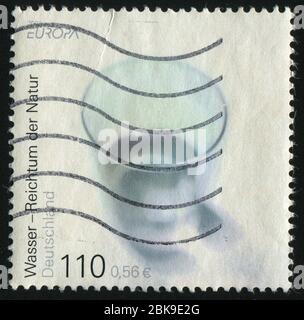 ALLEMAGNE - VERS 2001: Cachet imprimé par l'Allemagne, montre le verre, vers 2001. Banque D'Images