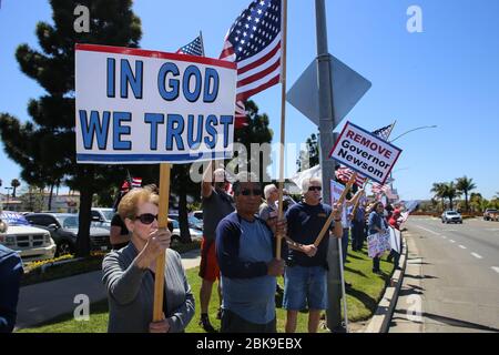 Santa Maria, États-Unis. 02 mai 2020. Les manifestants tiennent des pancartes pendant la manifestation. À Santa Maria, près de cent personnes se sont rassemblées pour protester contre les ordres de séjour à domicile de la Californie et pour appeler à la réouverture des petites entreprises de Californie. Crédit: SOPA Images Limited/Alay Live News Banque D'Images