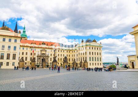 Prague, République tchèque, 13 mai 2019 : porte Matthias du nouveau Palais Royal Novy kralovsky palac avec statues des géants de Wrestling au château de Prague Hradcany, quartier de la petite ville de Mala Strana, Bohême Banque D'Images