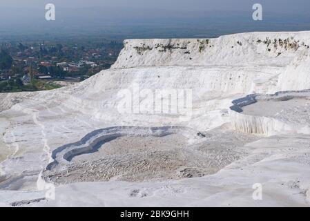 Formations de terrasses travertines à Pamukkale (château de coton), Denizli, Turquie Banque D'Images