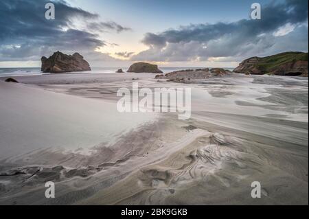 Dunes de sable au coucher du soleil, Wharariki Beach Puponga, North West Nelson conservation Park, Tasman, South Island, Nouvelle-Zélande Banque D'Images