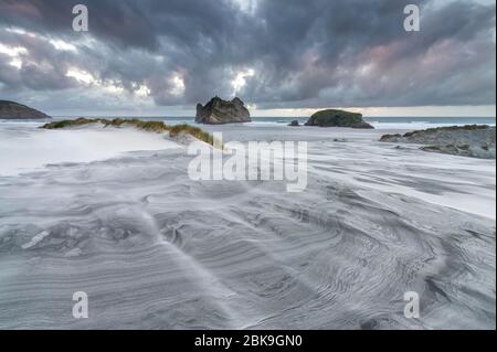 Dunes de sable au coucher du soleil, Wharariki Beach Puponga, North West Nelson conservation Park, Tasman, South Island, Nouvelle-Zélande Banque D'Images