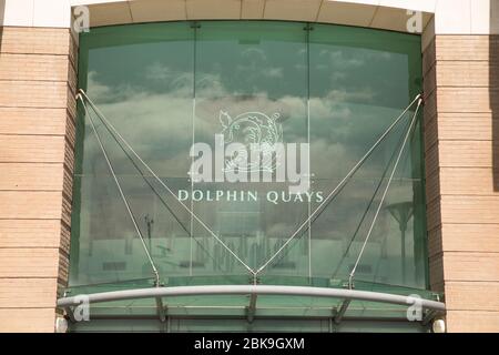 Poole Quay, Poole Harbour, Dorset, Royaume-Uni-26 avril 2018 : Dolphin Quays est un prestigieux immeuble résidentiel situé dans un emplacement de bord de mer de premier choix Banque D'Images