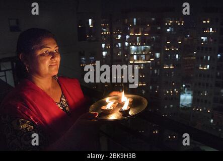 Pékin, Inde. 5 avril 2020. Une femme indienne allume des lampes d'oreille sur son balcon pour marquer la lutte du pays contre la pandémie COVID-19 à New Delhi, en Inde, le 5 avril 2020. Crédit: Javed Dar/Xinhua/Alay Live News Banque D'Images