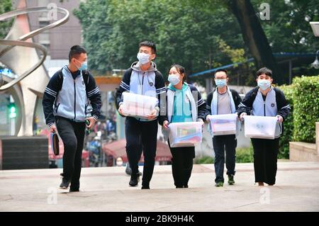 Beijing, la région autonome de Guangxi Zhuang en Chine. 7 avril 2020. Les élèves retournent à l'école secondaire no 2 de Nanning, région autonome Guangxi Zhuang, en Chine méridionale, le 7 avril 2020. Crédit: CUI Bowen/Xinhua/Alay Live News Banque D'Images