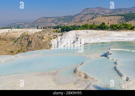 Formations et piscines en travertin à Pamukkale (château de coton), Denizli, Turquie Banque D'Images