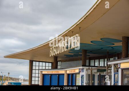 Boscombe, Dorset, Royaume-Uni-5 décembre 2017 : jetée victorienne restaurée, avec lampes, bornes et planche en bois, accueillant des expositions et des événements artistiques. Banque D'Images