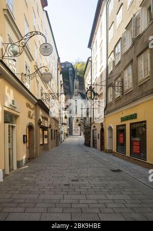 Lieux vacants en raison de la pandémie de coronavirus, Getreidegasse avec Buergerspitalskirche, Salzbourg, Autriche Banque D'Images