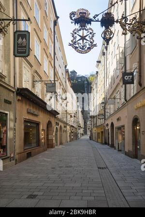 Lieux vacants en raison de la pandémie de coronavirus, Getreidegasse avec Buergerspitalskirche, Salzbourg, Autriche Banque D'Images