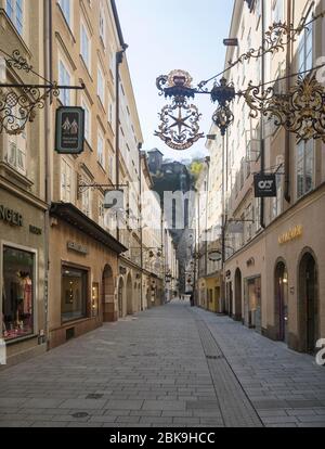 Lieux vacants en raison de la pandémie de coronavirus, Getreidegasse avec Buergerspitalskirche, Salzbourg, Autriche Banque D'Images