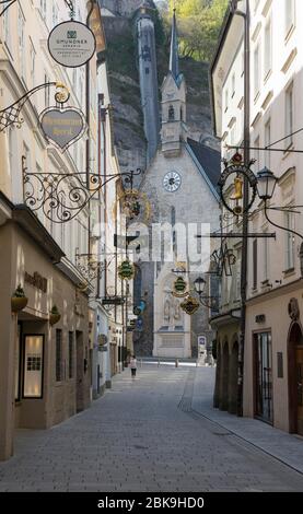 Lieux vacants en raison de la pandémie de coronavirus, Getreidegasse avec Buergerspitalskirche, Salzbourg, Autriche Banque D'Images